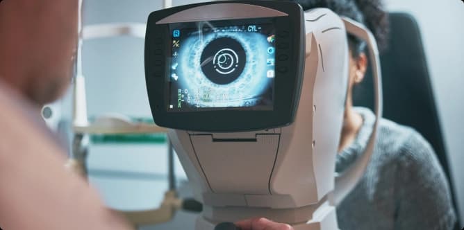 Autorefractor screen showing a patient's eye during an optometry examination